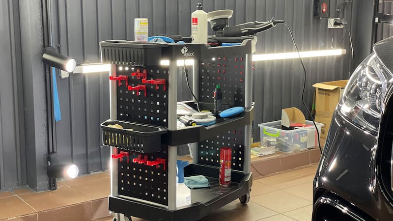 Tým specialistů na chemické čištění aut v Česku